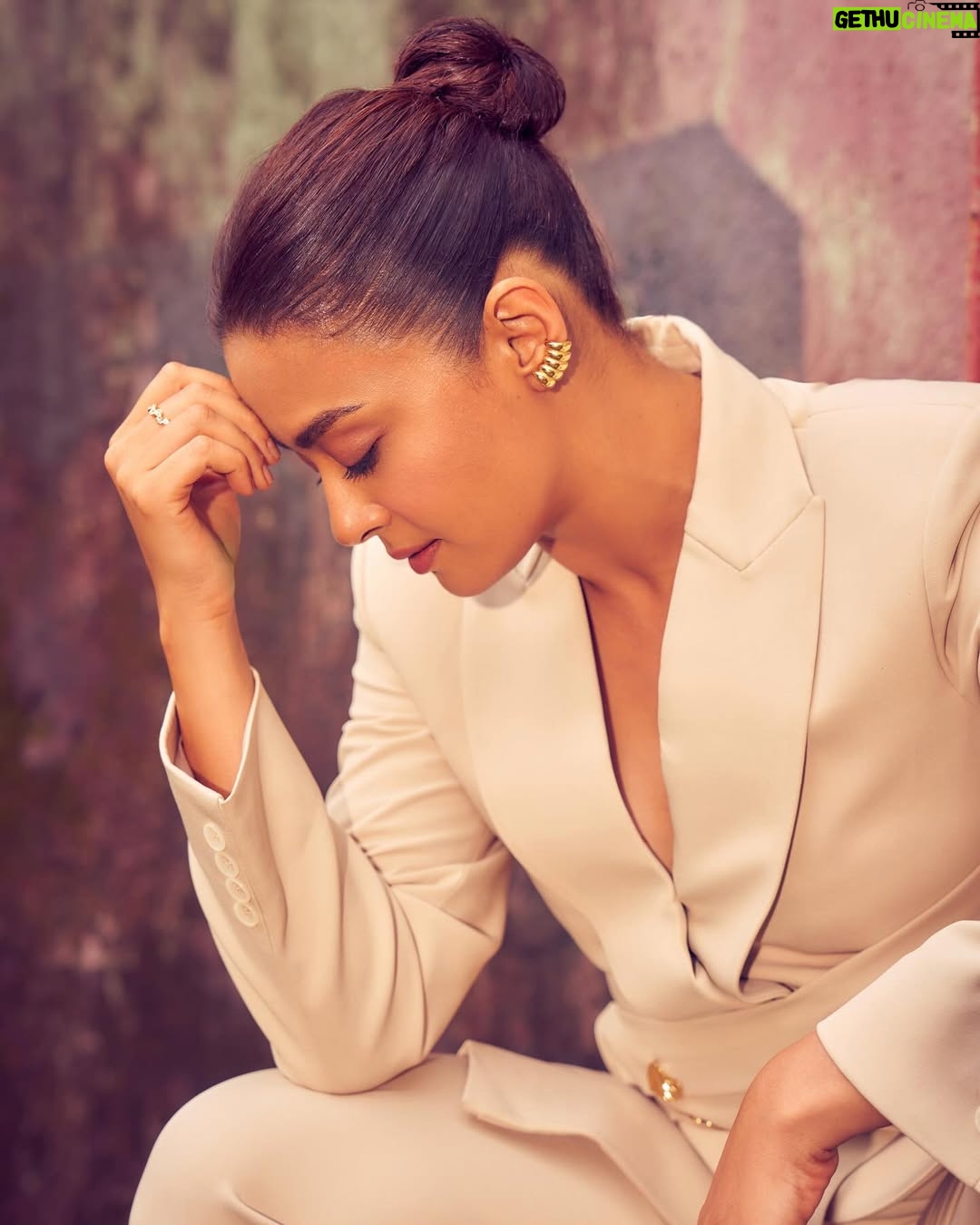 Surveen Chawla - 68.3K Likes - When I mean business and let the ruins do the talking ! ⚒️

Styled by @tanghavri 
Assisted by @sabrinawhite98
Outfit @neonthelabelsofficial 
Jewelry @houseofjskjewels
Hair @aliyashaik28
Makeup @harryrajput64
📸 @visualaffairs_va