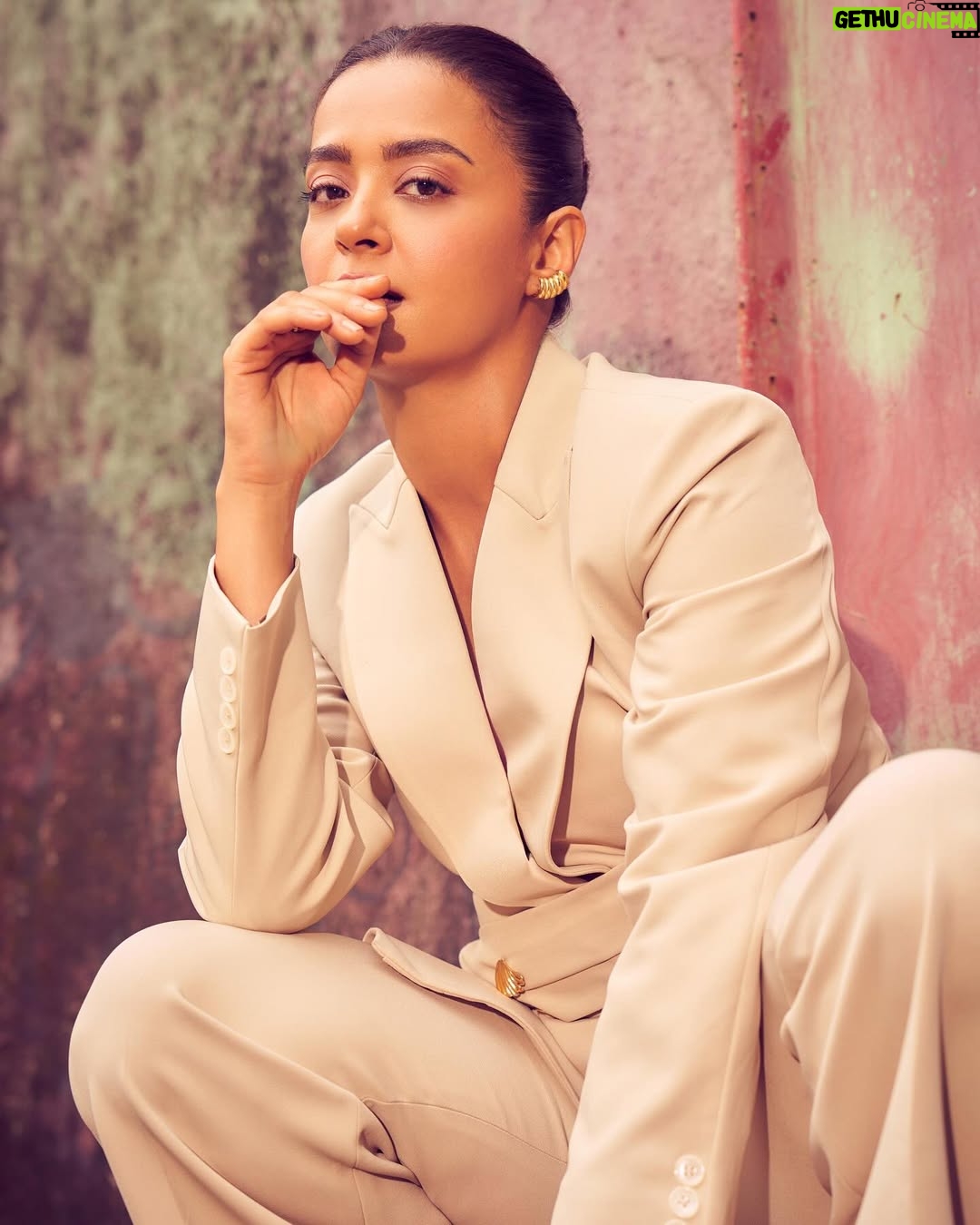 Surveen Chawla - 68.3K Likes - When I mean business and let the ruins do the talking ! ⚒️

Styled by @tanghavri 
Assisted by @sabrinawhite98
Outfit @neonthelabelsofficial 
Jewelry @houseofjskjewels
Hair @aliyashaik28
Makeup @harryrajput64
📸 @visualaffairs_va