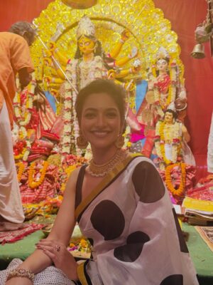 Susmita Chatterjee Instagram - শুভ নবমী🌼💛
#durgapuja2025 

M&H @sahababusona 🥰
Sudipa didir barir pujo ❤️
Clicked by @bhaswati.ghosh.since1983 🤗