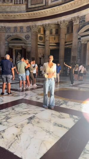 Suzi Instagram - my friends made me sing Ave Maria at the Pantheon in Rome 🥹 #Italy #Rome #Opera #Pantheon