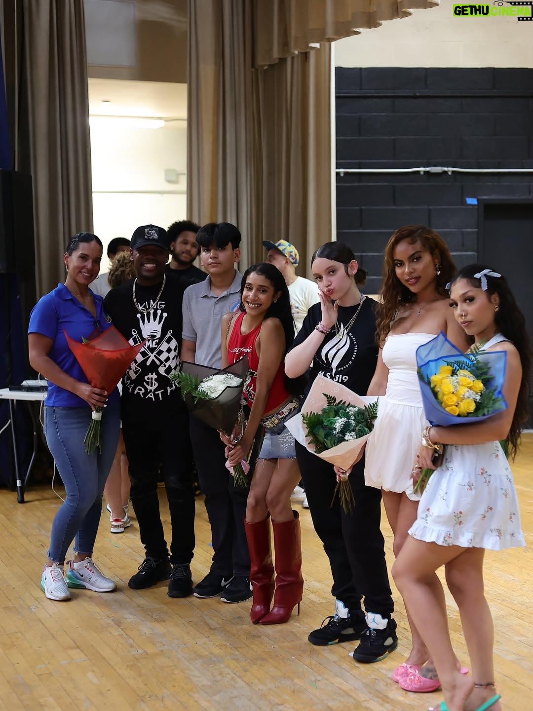 Suzi - 3 Likes - MS 319 you showed OUT!! 🥹💖
Big love to the @youthempowermentshow for having me as a panelist and letting me hit the stage with some incredible rising stars! The energy, the love, the impact y’all are pouring into the youth and the community its truly so beautiful to witness and be a part of!

Major shoutout to @DayHunch for capturing the vibes so perfectly 🤍✨
