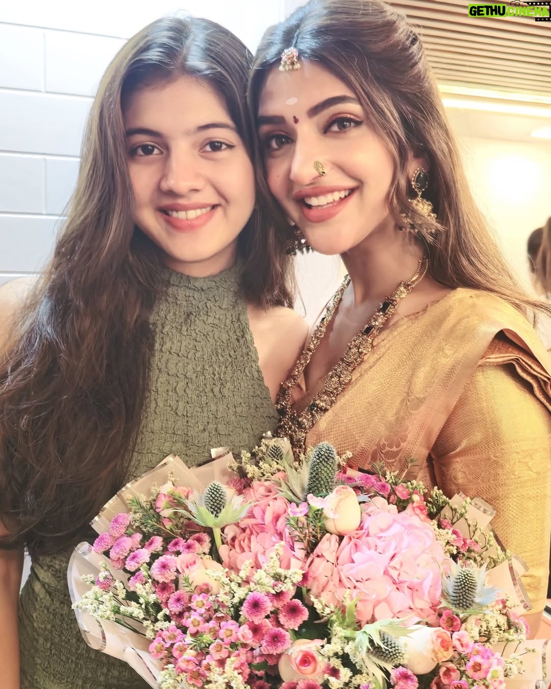 Swaksha - 200.4K Likes - Met THE Sreeleela and I’m still shook! Her talent is beyond words, but what struck me most was her humility, warmth and kindness💫 

As we spoke, she shared some profound advice that resonated deeply with me🎀 Her words were pure gold, and I’m gonna hold onto it forever💖

This experience has inspired me in ways I can’t even put into words🙏 Meeting this dancing legend is definitely a core memory! ✨
Thank you, @sreeleela14 for being such a beautiful soul inside and out. You’ve left an indelible mark on my heart💕 

@get2shakthi @sricreationspage
.
.
.
.
#sreeleela #instagram #actor #instagood #pictureoftheday #celebrity #sreeleelafans #teluguactress #telugucinema