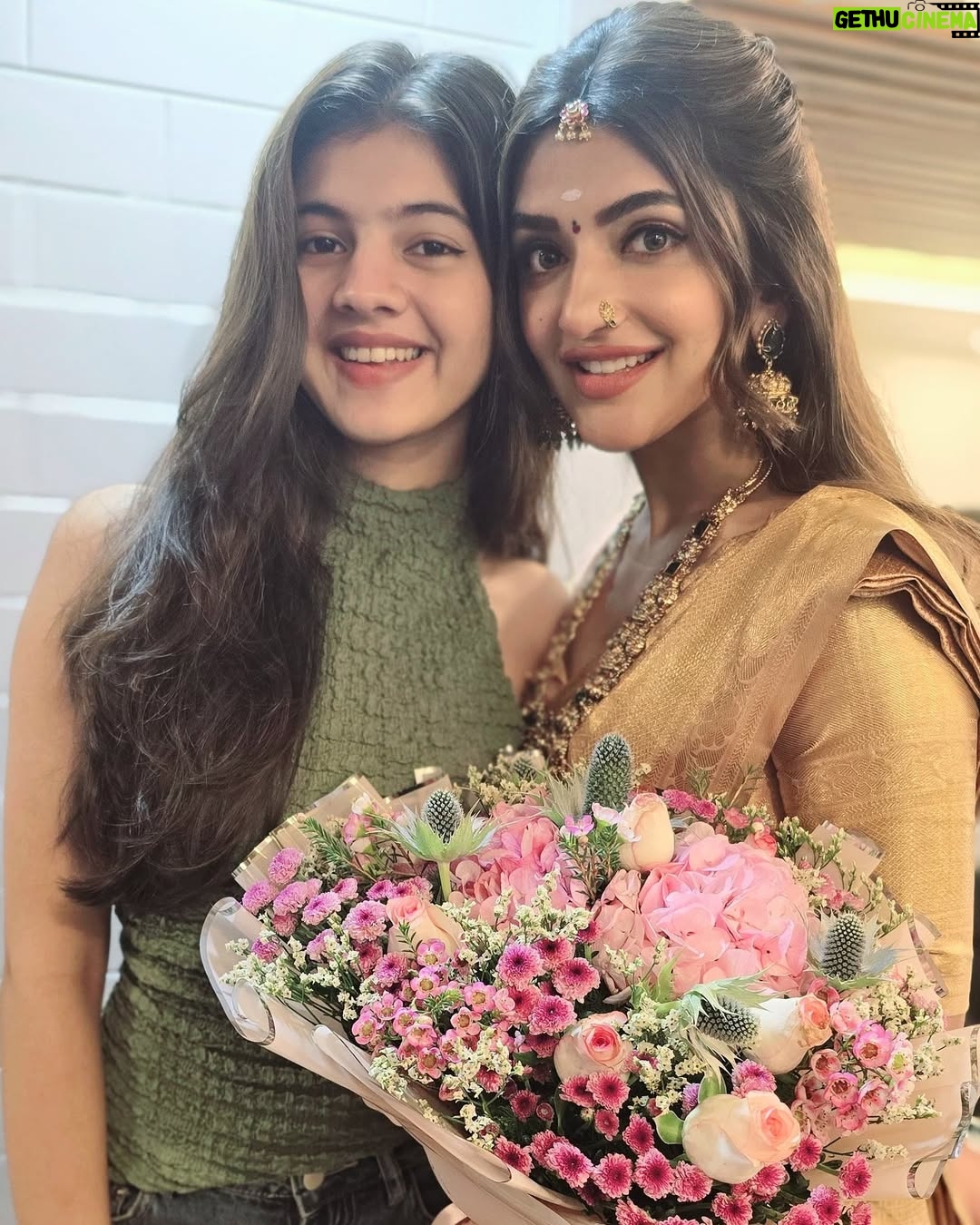 Swaksha - 200.4K Likes - Met THE Sreeleela and I’m still shook! Her talent is beyond words, but what struck me most was her humility, warmth and kindness💫 

As we spoke, she shared some profound advice that resonated deeply with me🎀 Her words were pure gold, and I’m gonna hold onto it forever💖

This experience has inspired me in ways I can’t even put into words🙏 Meeting this dancing legend is definitely a core memory! ✨
Thank you, @sreeleela14 for being such a beautiful soul inside and out. You’ve left an indelible mark on my heart💕 

@get2shakthi @sricreationspage
.
.
.
.
#sreeleela #instagram #actor #instagood #pictureoftheday #celebrity #sreeleelafans #teluguactress #telugucinema
