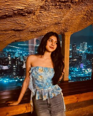 Swaksha Instagram - Magical and marvellous evenings🪄✨
.
.
.
.
.
#bastian #bastianmumbai #explorepage #explore #picture #sunset #sunkissed #fyp #foryoupage #mumbai #restaurant #food