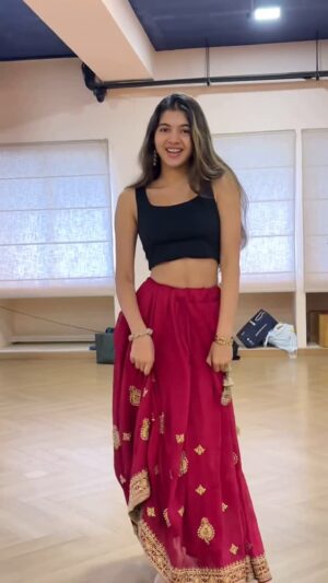 Swaksha Instagram - Officially joined the *uyi amma* bandwagon thanks to @mr.kiranj ‘s killer Choreo🥰
.
.
.
#explore #explorepage #instagram #viral #fyp #reelsinstagram #reels #trending #trendingreels #foryoupage #uyiamma #dance #workshop #kiranj #dancer #hindi