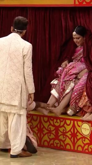 Swara Bhaskar Instagram - Patiyon ne guess kiye apni patniyon ke feet! 🤣

Dekhiye #DhamaalWithPatiPatniAurPanga - Jodiyon Ka Reality Check, har Sat-Sun raat 9 baje, #Colors aur @jiohotstar par.

@iamsonalibendre @munawar.faruqui @patipatnipangacolors @farahkhankunder

@aebyborntoshine @isha__malviya @guruchoudhary @debinabon @rubinadilaik @ashukla09 @realhinakhan @rockyj1 @avikagor @milindchandwani @reallyswara @fahadzirarahmad @geetaphogat @pawankumar_saroha86 @realsudeshlehri @mamtalehri
