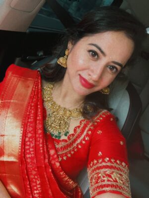 Swathi Deekshith Instagram - Hearts full, saree pleats perfect, memories made. ❤️✨

#weddingday #traditonal #sareelove❤️ #kanchipattu #onelife #memories #besttimes❤️ #positivity #family ly
