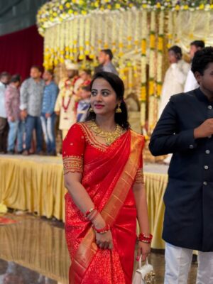 Swathi Deekshith Instagram - Hearts full, saree pleats perfect, memories made. ❤️✨

#weddingday #traditonal #sareelove❤️ #kanchipattu #onelife #memories #besttimes❤️ #positivity #family ly