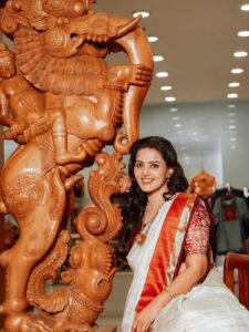 Actress Swathishta Krishnan HD Photos and Wallpapers September 2025