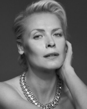 Synnøve Macody Lund Instagram - This summer I discovered my latest headshots at the agency were 10 years old😅 Time for an update … I called the best Norwegian fotographer I know, Fred Jonny, now based in NY, and this is our favourite sample from our shoot. We wanted to create a classic cinematic feel with iconic poses, but also a sense of being behind the scenes; to capture the human behind the actor. I love the result and so thankful that Fred Jonny made this work. Because trust me, I am far more comfortable with moving pictures😁 @fredjonny @andresvklovstad (hair) @panoramaagency