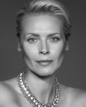 Synnøve Macody Lund Instagram - This summer I discovered my latest headshots at the agency were 10 years old😅 Time for an update … I called the best Norwegian fotographer I know, Fred Jonny, now based in NY, and this is our favourite sample from our shoot. We wanted to create a classic cinematic feel with iconic poses, but also a sense of being behind the scenes; to capture the human behind the actor. I love the result and so thankful that Fred Jonny made this work. Because trust me, I am far more comfortable with moving pictures😁 @fredjonny @andresvklovstad (hair) @panoramaagency