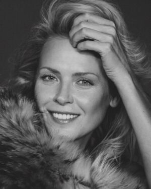 Synnøve Macody Lund Instagram - This summer I discovered my latest headshots at the agency were 10 years old😅 Time for an update … I called the best Norwegian fotographer I know, Fred Jonny, now based in NY, and this is our favourite sample from our shoot. We wanted to create a classic cinematic feel with iconic poses, but also a sense of being behind the scenes; to capture the human behind the actor. I love the result and so thankful that Fred Jonny made this work. Because trust me, I am far more comfortable with moving pictures😁 @fredjonny @andresvklovstad (hair) @panoramaagency