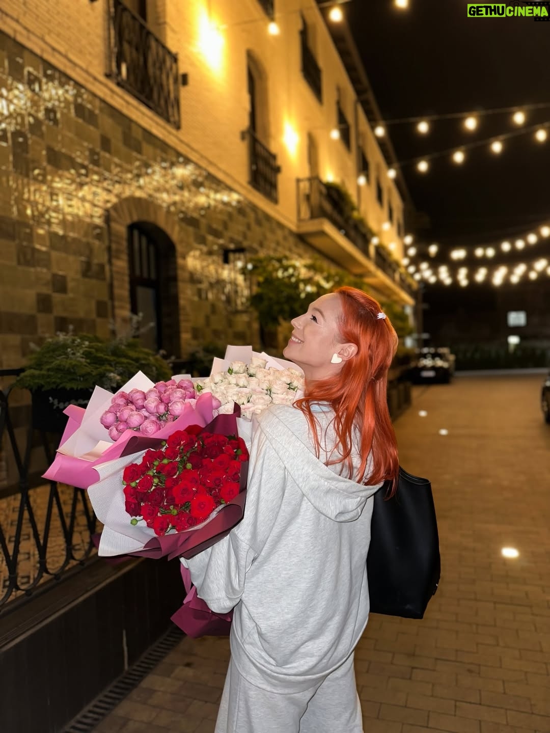 TARABAROVA - 3.8K Likes - Моє щиро дякую кожному, хто був з нами на цих великих концертах у Чернівцях та
Івано-Франківську ✨❤️‍🔥
⠀
За музику, підтримку, донати для @misto.dobra та шоу, яке ми створили разом!
⠀
До зустрічі у Києві 23.11 у МКЦМ ✨ квитки за посиланням у профілі
⠀
Дякую @event_agency_smart.ua @anna_ugorchak @_senyk 
Дякую колективам @maasai_dance_school @dancecitycv 🫶🏻
Партнерам @victoria.deluxe.hotel @dali_bude.resto @zatyshok_cv 
⠀
Дякую моїй команді @leevvhite @nick_klymenko @chaba_dance @viksinua @_.belousik._ 
⠀
СВІТЛА СТОРОНА МУЗИКИ не зупиняється, це тільки початок.
⠀
Люблю, ваша Світлана TARABAROVA🧡

У яких містах чекаєте ?