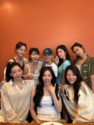 Taeyeon Instagram - 친구들이가 너무 좋다💜 소녀시대 생일축하해 👩🏻‍🤝‍👩🏼👩🏻‍🤝‍👩🏼👩🏻‍🤝‍👩🏼👩🏻‍🤝‍👩🏼 파니도 축하해💜