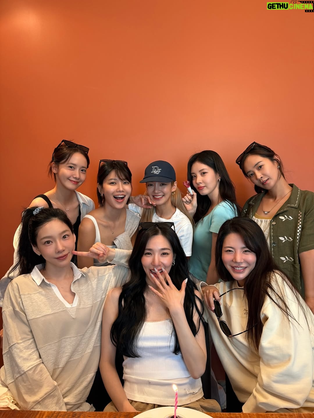 Taeyeon - 741.3K Likes - 친구들이가 너무 좋다💜 소녀시대 생일축하해 👩🏻‍🤝‍👩🏼👩🏻‍🤝‍👩🏼👩🏻‍🤝‍👩🏼👩🏻‍🤝‍👩🏼 파니도 축하해💜