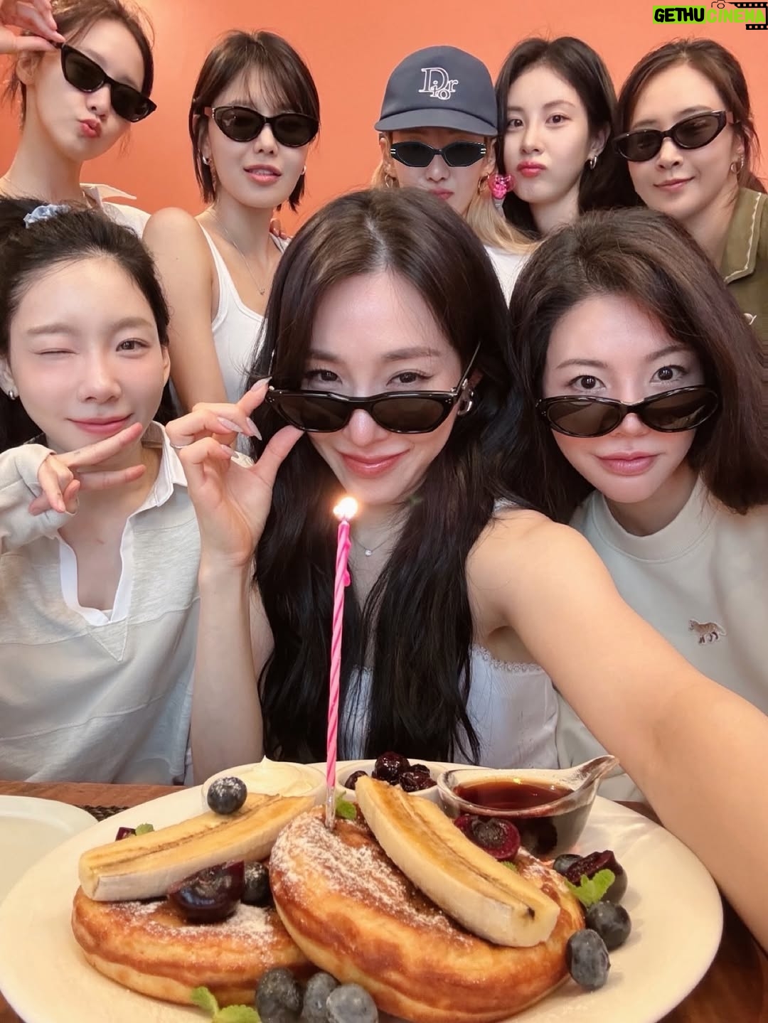 Taeyeon - 741.3K Likes - 친구들이가 너무 좋다💜 소녀시대 생일축하해 👩🏻‍🤝‍👩🏼👩🏻‍🤝‍👩🏼👩🏻‍🤝‍👩🏼👩🏻‍🤝‍👩🏼 파니도 축하해💜