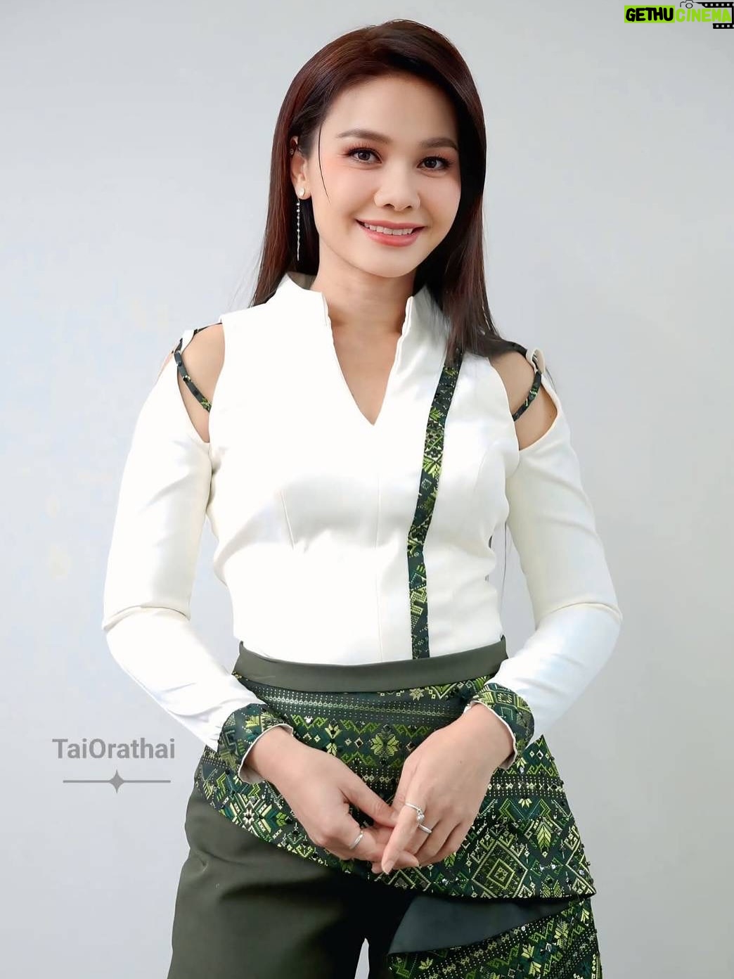 Tai Orathai - 1.9K Likes - วันนี้มาถ่ายรายการค่ะ ฝากติดตามเพลงใหม่  #ต้องให้เป็นไผในตอนนี้ 

 14 ตุลาคมนี้ 

#ต่ายอรทัย 
#taiorathai 
#แกรมมี่โกลด์ 
#grammygold 
#GMMMusic
