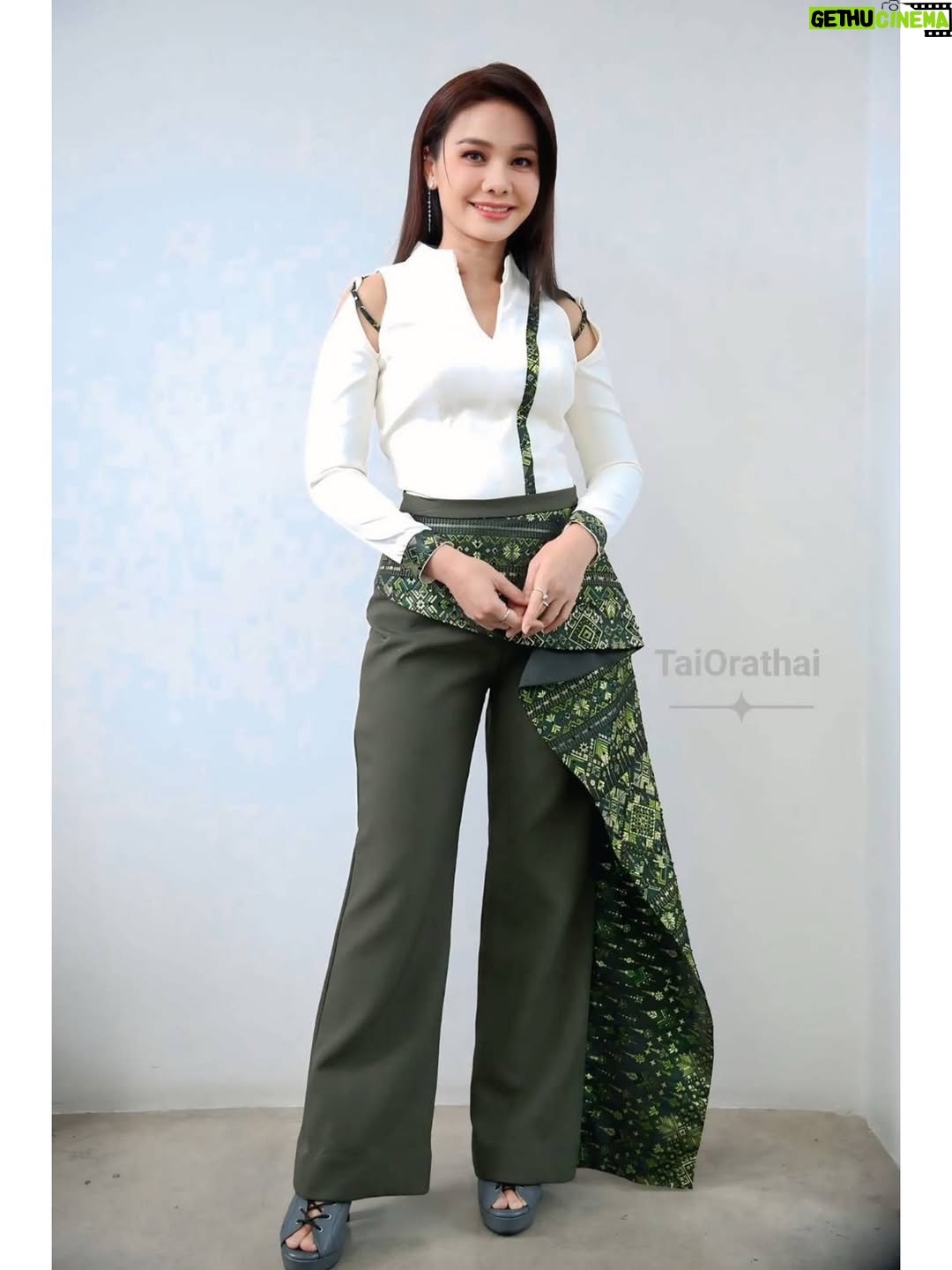 Tai Orathai - 1.9K Likes - วันนี้มาถ่ายรายการค่ะ ฝากติดตามเพลงใหม่  #ต้องให้เป็นไผในตอนนี้ 

 14 ตุลาคมนี้ 

#ต่ายอรทัย 
#taiorathai 
#แกรมมี่โกลด์ 
#grammygold 
#GMMMusic