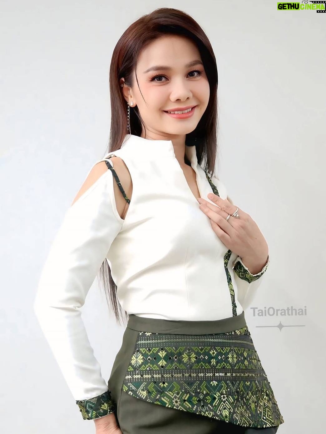 Tai Orathai - 1.9K Likes - วันนี้มาถ่ายรายการค่ะ ฝากติดตามเพลงใหม่  #ต้องให้เป็นไผในตอนนี้ 

 14 ตุลาคมนี้ 

#ต่ายอรทัย 
#taiorathai 
#แกรมมี่โกลด์ 
#grammygold 
#GMMMusic