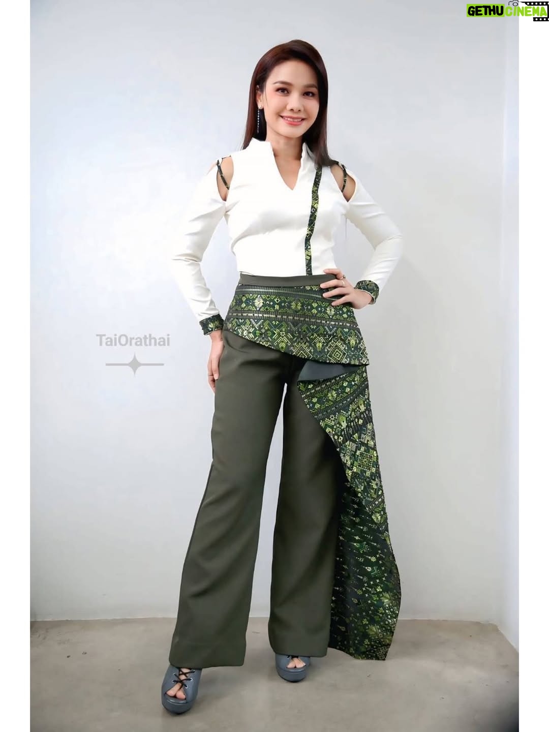 Tai Orathai - 1.9K Likes - วันนี้มาถ่ายรายการค่ะ ฝากติดตามเพลงใหม่  #ต้องให้เป็นไผในตอนนี้ 

 14 ตุลาคมนี้ 

#ต่ายอรทัย 
#taiorathai 
#แกรมมี่โกลด์ 
#grammygold 
#GMMMusic