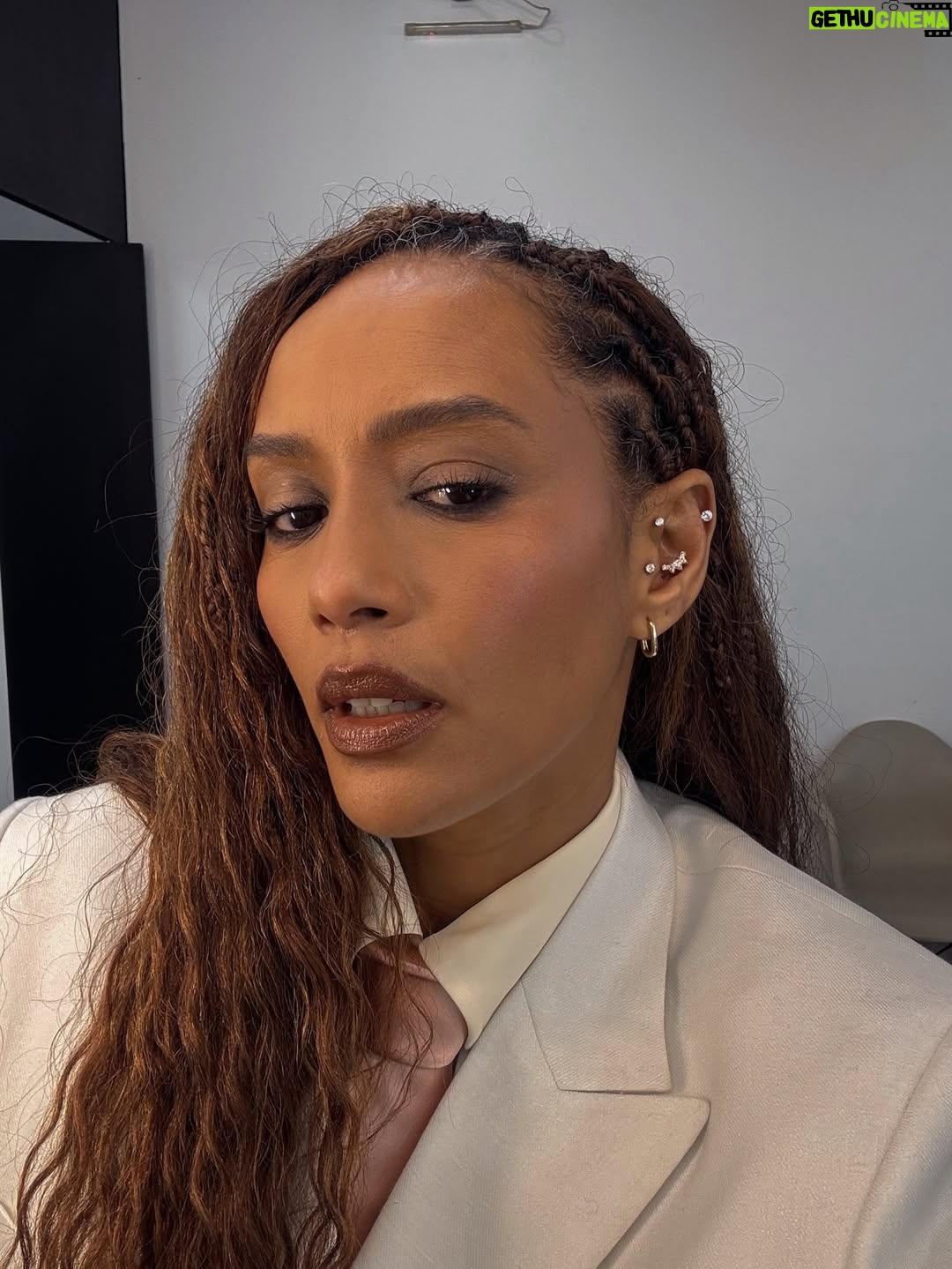 Taís Araújo - 248.8K Likes - Eu ia entrar de férias, aí a @arezzo me chamou para estrelar uma campanha com @deborablochoficial e eu não resisti ❤️ 

O @gb65 criou umas imagens lindas e estamos ansiosas pra mostrar tudo pra vocês!