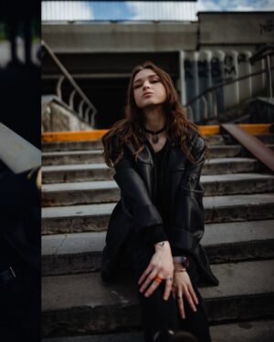 Taisiia-Oksana Shchuruk Instagram - давайте будемо чесні 
не всі ми люди високого мистецтва 
хтось людина земних залежностей 
хтось слабкого жорсткого серця 
хтось взагалі не людина 
тварина 
у людській шкірі 

мене турбує одне питання 
зневага, що виникає в моїй сутності 
це є побічна реакція моїх освічених нутрощів 
чи не любов до самої себе? 

чи маю право я відзначити цю деструкцію, 
як факт дуальності і світового балансу 
значення, котрі потрібні для розбудови подальшої 

я боюся, що відповідь видима, 
і лежить на поверхні століттями 
проте бачать її лише ті, хто правдиві є 
ті, хто дивляться поміж вітами-кронами часу і постатей 
ми однакові. голії. босії. 
на долівці молочного шляху і всього всесвіту 
на порозі великої темряви 
стоїмо рота роззявивши 
і шукаємо сенси. 

08.06.2025
[Таїсія-Оксана]

#bymepoetry 

📸 photo & color by @violetta_yaryzhko | @ph.violetta
