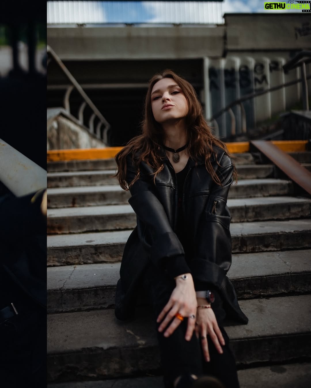 Taisiia-Oksana Shchuruk - 4.8K Likes - давайте будемо чесні 
не всі ми люди високого мистецтва 
хтось людина земних залежностей 
хтось слабкого жорсткого серця 
хтось взагалі не людина 
тварина 
у людській шкірі 

мене турбує одне питання 
зневага, що виникає в моїй сутності 
це є побічна реакція моїх освічених нутрощів 
чи не любов до самої себе? 

чи маю право я відзначити цю деструкцію, 
як факт дуальності і світового балансу 
значення, котрі потрібні для розбудови подальшої 

я боюся, що відповідь видима, 
і лежить на поверхні століттями 
проте бачать її лише ті, хто правдиві є 
ті, хто дивляться поміж вітами-кронами часу і постатей 
ми однакові. голії. босії. 
на долівці молочного шляху і всього всесвіту 
на порозі великої темряви 
стоїмо рота роззявивши 
і шукаємо сенси. 

08.06.2025
[Таїсія-Оксана]

#bymepoetry 

📸 photo & color by @violetta_yaryzhko | @ph.violetta