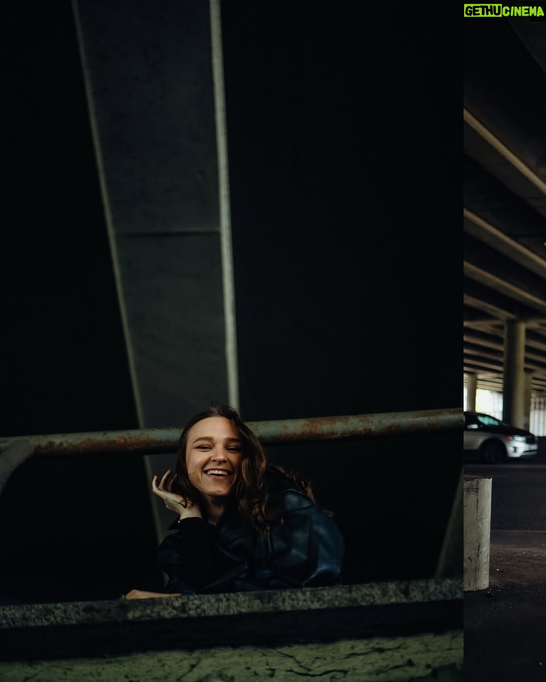 Taisiia-Oksana Shchuruk - 4.8K Likes - давайте будемо чесні 
не всі ми люди високого мистецтва 
хтось людина земних залежностей 
хтось слабкого жорсткого серця 
хтось взагалі не людина 
тварина 
у людській шкірі 

мене турбує одне питання 
зневага, що виникає в моїй сутності 
це є побічна реакція моїх освічених нутрощів 
чи не любов до самої себе? 

чи маю право я відзначити цю деструкцію, 
як факт дуальності і світового балансу 
значення, котрі потрібні для розбудови подальшої 

я боюся, що відповідь видима, 
і лежить на поверхні століттями 
проте бачать її лише ті, хто правдиві є 
ті, хто дивляться поміж вітами-кронами часу і постатей 
ми однакові. голії. босії. 
на долівці молочного шляху і всього всесвіту 
на порозі великої темряви 
стоїмо рота роззявивши 
і шукаємо сенси. 

08.06.2025
[Таїсія-Оксана]

#bymepoetry 

📸 photo & color by @violetta_yaryzhko | @ph.violetta