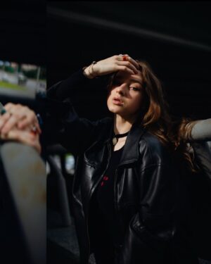 Taisiia-Oksana Shchuruk Instagram - давайте будемо чесні 
не всі ми люди високого мистецтва 
хтось людина земних залежностей 
хтось слабкого жорсткого серця 
хтось взагалі не людина 
тварина 
у людській шкірі 

мене турбує одне питання 
зневага, що виникає в моїй сутності 
це є побічна реакція моїх освічених нутрощів 
чи не любов до самої себе? 

чи маю право я відзначити цю деструкцію, 
як факт дуальності і світового балансу 
значення, котрі потрібні для розбудови подальшої 

я боюся, що відповідь видима, 
і лежить на поверхні століттями 
проте бачать її лише ті, хто правдиві є 
ті, хто дивляться поміж вітами-кронами часу і постатей 
ми однакові. голії. босії. 
на долівці молочного шляху і всього всесвіту 
на порозі великої темряви 
стоїмо рота роззявивши 
і шукаємо сенси. 

08.06.2025
[Таїсія-Оксана]

#bymepoetry 

📸 photo & color by @violetta_yaryzhko | @ph.violetta