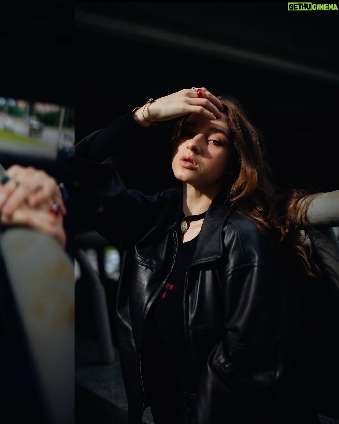 Taisiia-Oksana Shchuruk - 4.8K Likes - давайте будемо чесні 
не всі ми люди високого мистецтва 
хтось людина земних залежностей 
хтось слабкого жорсткого серця 
хтось взагалі не людина 
тварина 
у людській шкірі 

мене турбує одне питання 
зневага, що виникає в моїй сутності 
це є побічна реакція моїх освічених нутрощів 
чи не любов до самої себе? 

чи маю право я відзначити цю деструкцію, 
як факт дуальності і світового балансу 
значення, котрі потрібні для розбудови подальшої 

я боюся, що відповідь видима, 
і лежить на поверхні століттями 
проте бачать її лише ті, хто правдиві є 
ті, хто дивляться поміж вітами-кронами часу і постатей 
ми однакові. голії. босії. 
на долівці молочного шляху і всього всесвіту 
на порозі великої темряви 
стоїмо рота роззявивши 
і шукаємо сенси. 

08.06.2025
[Таїсія-Оксана]

#bymepoetry 

📸 photo & color by @violetta_yaryzhko | @ph.violetta