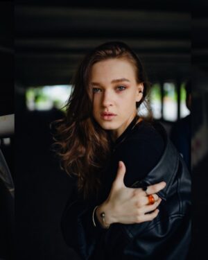 Taisiia-Oksana Shchuruk Instagram - давайте будемо чесні 
не всі ми люди високого мистецтва 
хтось людина земних залежностей 
хтось слабкого жорсткого серця 
хтось взагалі не людина 
тварина 
у людській шкірі 

мене турбує одне питання 
зневага, що виникає в моїй сутності 
це є побічна реакція моїх освічених нутрощів 
чи не любов до самої себе? 

чи маю право я відзначити цю деструкцію, 
як факт дуальності і світового балансу 
значення, котрі потрібні для розбудови подальшої 

я боюся, що відповідь видима, 
і лежить на поверхні століттями 
проте бачать її лише ті, хто правдиві є 
ті, хто дивляться поміж вітами-кронами часу і постатей 
ми однакові. голії. босії. 
на долівці молочного шляху і всього всесвіту 
на порозі великої темряви 
стоїмо рота роззявивши 
і шукаємо сенси. 

08.06.2025
[Таїсія-Оксана]

#bymepoetry 

📸 photo & color by @violetta_yaryzhko | @ph.violetta