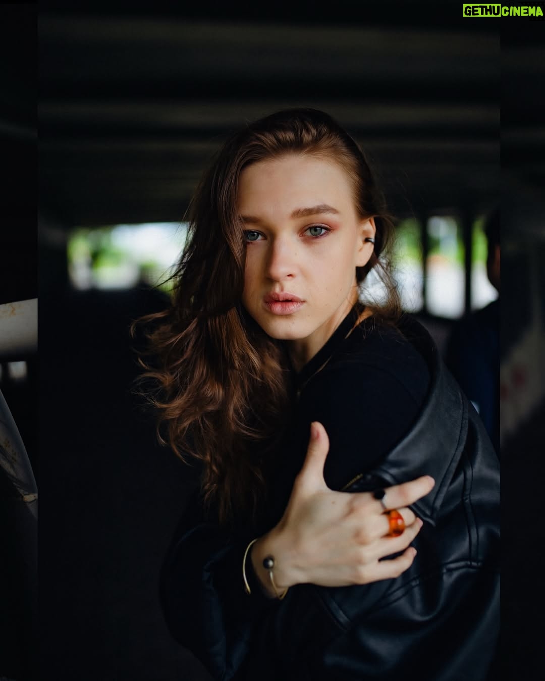 Taisiia-Oksana Shchuruk - 4.8K Likes - давайте будемо чесні 
не всі ми люди високого мистецтва 
хтось людина земних залежностей 
хтось слабкого жорсткого серця 
хтось взагалі не людина 
тварина 
у людській шкірі 

мене турбує одне питання 
зневага, що виникає в моїй сутності 
це є побічна реакція моїх освічених нутрощів 
чи не любов до самої себе? 

чи маю право я відзначити цю деструкцію, 
як факт дуальності і світового балансу 
значення, котрі потрібні для розбудови подальшої 

я боюся, що відповідь видима, 
і лежить на поверхні століттями 
проте бачать її лише ті, хто правдиві є 
ті, хто дивляться поміж вітами-кронами часу і постатей 
ми однакові. голії. босії. 
на долівці молочного шляху і всього всесвіту 
на порозі великої темряви 
стоїмо рота роззявивши 
і шукаємо сенси. 

08.06.2025
[Таїсія-Оксана]

#bymepoetry 

📸 photo & color by @violetta_yaryzhko | @ph.violetta