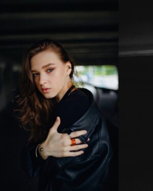 Taisiia-Oksana Shchuruk Instagram - давайте будемо чесні 
не всі ми люди високого мистецтва 
хтось людина земних залежностей 
хтось слабкого жорсткого серця 
хтось взагалі не людина 
тварина 
у людській шкірі 

мене турбує одне питання 
зневага, що виникає в моїй сутності 
це є побічна реакція моїх освічених нутрощів 
чи не любов до самої себе? 

чи маю право я відзначити цю деструкцію, 
як факт дуальності і світового балансу 
значення, котрі потрібні для розбудови подальшої 

я боюся, що відповідь видима, 
і лежить на поверхні століттями 
проте бачать її лише ті, хто правдиві є 
ті, хто дивляться поміж вітами-кронами часу і постатей 
ми однакові. голії. босії. 
на долівці молочного шляху і всього всесвіту 
на порозі великої темряви 
стоїмо рота роззявивши 
і шукаємо сенси. 

08.06.2025
[Таїсія-Оксана]

#bymepoetry 

📸 photo & color by @violetta_yaryzhko | @ph.violetta
