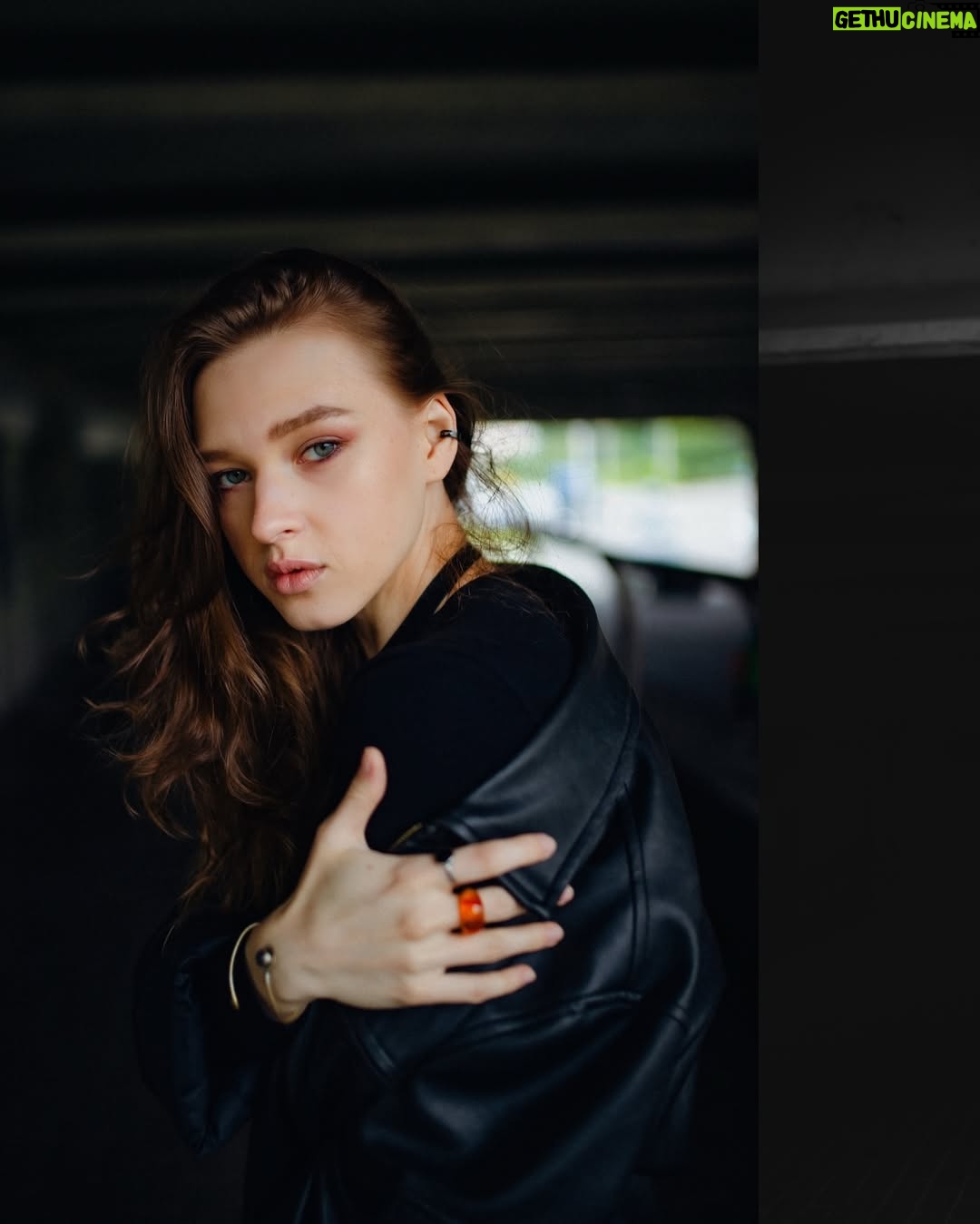 Taisiia-Oksana Shchuruk - 4.8K Likes - давайте будемо чесні 
не всі ми люди високого мистецтва 
хтось людина земних залежностей 
хтось слабкого жорсткого серця 
хтось взагалі не людина 
тварина 
у людській шкірі 

мене турбує одне питання 
зневага, що виникає в моїй сутності 
це є побічна реакція моїх освічених нутрощів 
чи не любов до самої себе? 

чи маю право я відзначити цю деструкцію, 
як факт дуальності і світового балансу 
значення, котрі потрібні для розбудови подальшої 

я боюся, що відповідь видима, 
і лежить на поверхні століттями 
проте бачать її лише ті, хто правдиві є 
ті, хто дивляться поміж вітами-кронами часу і постатей 
ми однакові. голії. босії. 
на долівці молочного шляху і всього всесвіту 
на порозі великої темряви 
стоїмо рота роззявивши 
і шукаємо сенси. 

08.06.2025
[Таїсія-Оксана]

#bymepoetry 

📸 photo & color by @violetta_yaryzhko | @ph.violetta