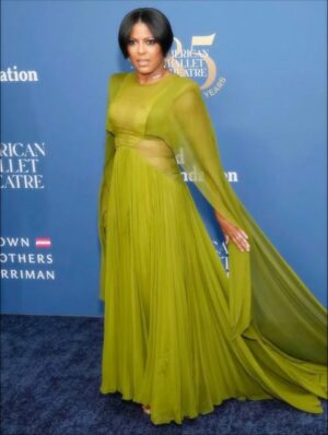 Tamron Hall Instagram - Green in any shade does it for me 💚. Reliving a night to cherish. @abtofficial. Dress: @bibhumohapatra. Jewelry @mateonewyork Stylist: @memsor. Hair: @johnnywright220. Face: @glowbyraulotero. #mistycopeland #ballet #americanballettheater