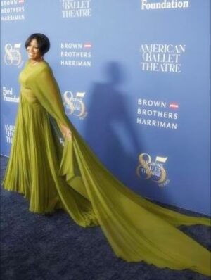 Tamron Hall Instagram - Green in any shade does it for me 💚. Reliving a night to cherish. @abtofficial. Dress: @bibhumohapatra. Jewelry @mateonewyork Stylist: @memsor. Hair: @johnnywright220. Face: @glowbyraulotero. #mistycopeland #ballet #americanballettheater