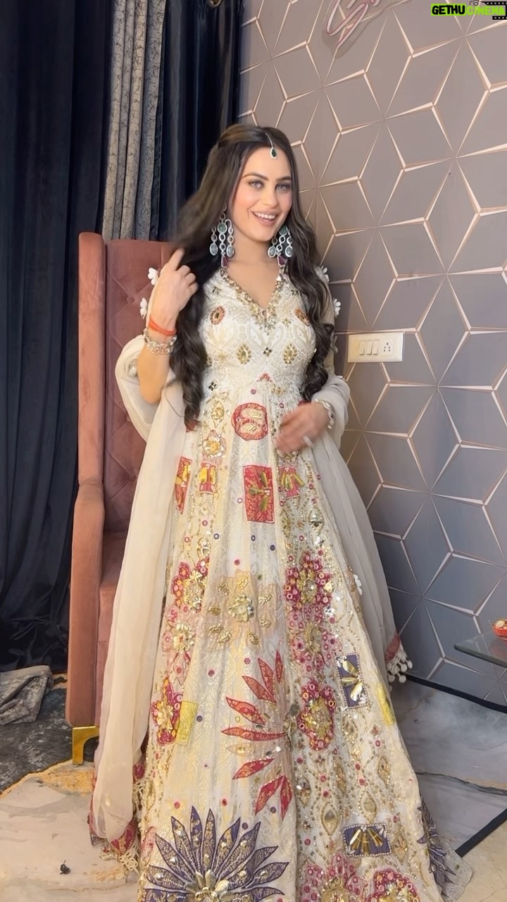 Tanika chawla - 1.3K Likes - Ready for Guruji’s satsang ♥️
.. 
wearing @houseofmegaan @soniyagofficial 
Makeup @elite.unisexsalon1 
Jewellery @aadamyastore