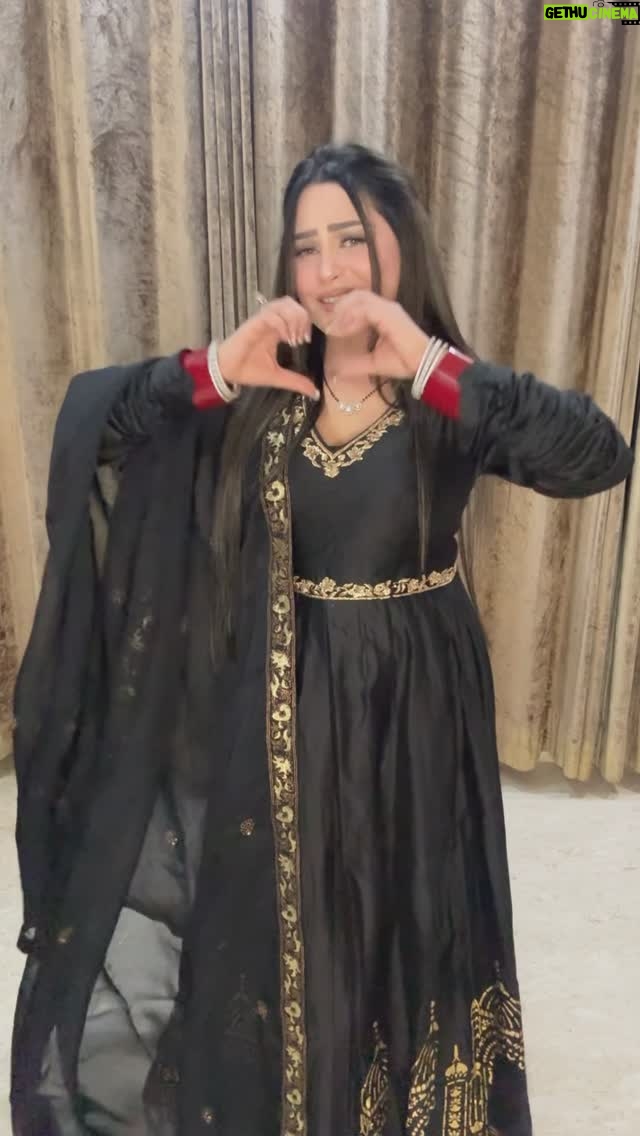 Tanika chawla - 1.3K Likes - Waese sach me mere hosh  udd gaye the jab main pehli bar mili thi mr batra se,, 🥺🥺🫶🏻🫶🏻 
.. 
wearing @shabadforever 
Earrings @aadamyastore