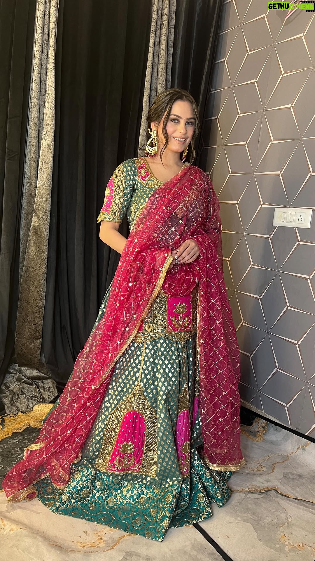 Tanika chawla - 1.4K Likes - Look 2 - SANGAT ♥️
.. 
absolutely loved this look so Royal and elegant ♥️
. 
Wearing @vaishnaviaroraofficial 
Makeup @swag_by_yoshita 
Jewellery @aadamyastore