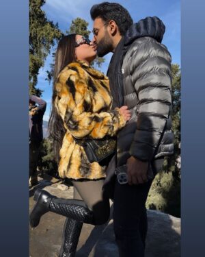 Tanika chawla Instagram - Entering into 2025 with my favt human ❤️
… #
New year mantra - to even love you more and more each day in 2025 ❤️
