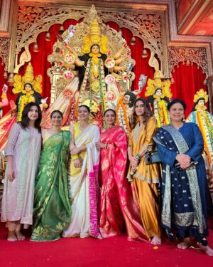Tanishaa Mukerji Instagram - Some snippets from the Asthami celebrations!! #DurgaPuja2025 ❤️
.
.
🎵: @regobofficial @rema.lahiri.bansal 
📸: @bun_maaska_ 
💎: @gehnajewellers1 
💇‍♀️: @zubeda_hairstylist 
.
.
@northbombaydurgapuja
#pujovibes #duggadugga #durgapuja #tanishaamukerji