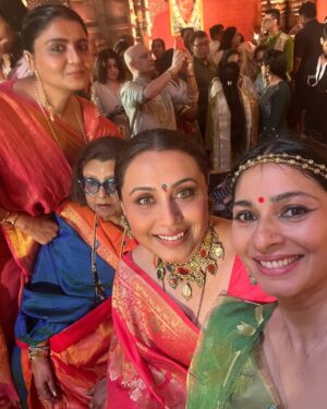 Tanishaa Mukerji Instagram - Some snippets from the Asthami celebrations!! #DurgaPuja2025 ❤️
.
.
🎵: @regobofficial @rema.lahiri.bansal 
📸: @bun_maaska_ 
💎: @gehnajewellers1 
💇‍♀️: @zubeda_hairstylist 
.
.
@northbombaydurgapuja
#pujovibes #duggadugga #durgapuja #tanishaamukerji
