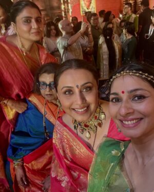 Tanishaa Mukerji Instagram - My Pujo Family!! We all came together this year because we were missing the ones we lost and loved so much. Thank you for all your support. Love you all!! ❤️
.
.
#durgapuja #pujovibes #photodump #durgapuja2025 #tanishaamukerji @northbombaydurgapuja