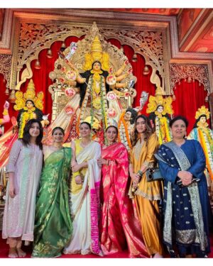 Tanishaa Mukerji Instagram - My Pujo Family!! We all came together this year because we were missing the ones we lost and loved so much. Thank you for all your support. Love you all!! ❤️
.
.
#durgapuja #pujovibes #photodump #durgapuja2025 #tanishaamukerji @northbombaydurgapuja