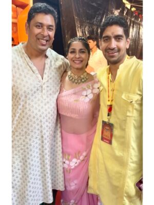 Tanishaa Mukerji Instagram - My Pujo Family!! We all came together this year because we were missing the ones we lost and loved so much. Thank you for all your support. Love you all!! ❤️
.
.
#durgapuja #pujovibes #photodump #durgapuja2025 #tanishaamukerji @northbombaydurgapuja