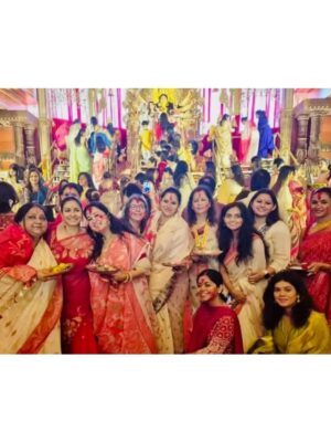 Tanishaa Mukerji Instagram - My Pujo Family!! We all came together this year because we were missing the ones we lost and loved so much. Thank you for all your support. Love you all!! ❤️
.
.
#durgapuja #pujovibes #photodump #durgapuja2025 #tanishaamukerji @northbombaydurgapuja