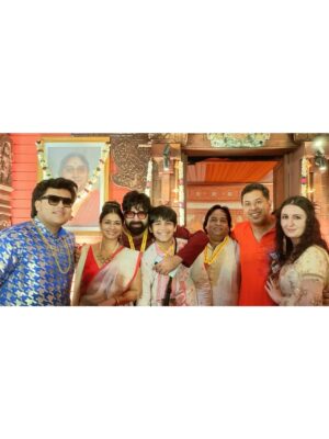 Tanishaa Mukerji Instagram - My Pujo Family!! We all came together this year because we were missing the ones we lost and loved so much. Thank you for all your support. Love you all!! ❤️
.
.
#durgapuja #pujovibes #photodump #durgapuja2025 #tanishaamukerji @northbombaydurgapuja