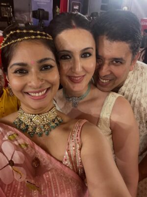 Tanishaa Mukerji Instagram - My Pujo Family!! We all came together this year because we were missing the ones we lost and loved so much. Thank you for all your support. Love you all!! ❤️
.
.
#durgapuja #pujovibes #photodump #durgapuja2025 #tanishaamukerji @northbombaydurgapuja
