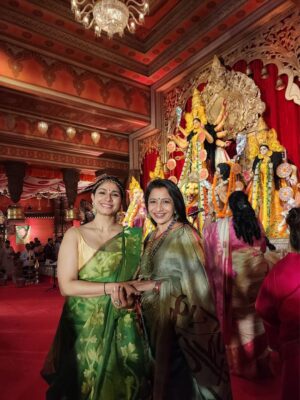 Tanishaa Mukerji Instagram - My Pujo Family!! We all came together this year because we were missing the ones we lost and loved so much. Thank you for all your support. Love you all!! ❤️
.
.
#durgapuja #pujovibes #photodump #durgapuja2025 #tanishaamukerji @northbombaydurgapuja