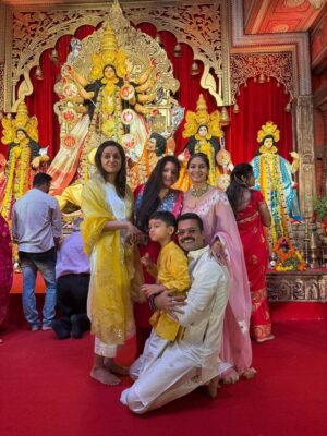 Tanishaa Mukerji Instagram - Nobomi Celebration with family and friends. #DurgaPujoDiaries 
Joy Maa ❤️
.
.
📸: @bun_maaska_ 
🥻: @threads_and_blocks 
🧣: @parikshaat 
💎: @gehnajewellers1 
💇‍♀️: @zubeda_hairstylist 
.
.
@northbombaydurgapuja
#pujovibes #duggadugga #durgapuja #tanishaamukerji